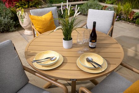 Sahara 4 Seat Round Dining Set with Parasol & Base - image 4